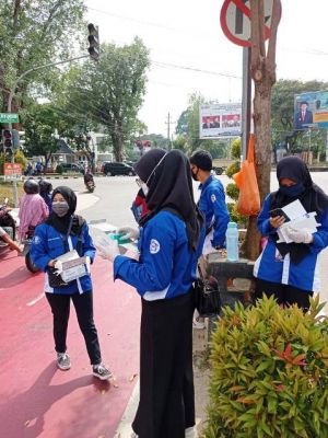 Bagi Masker Ke Masyarakat, GenBI Jambi : Penyebaran Covid-19 Harus Diputus