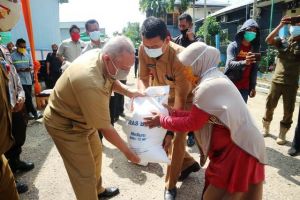Bupati Safrial Salurkan Beras Bantuan Sosial