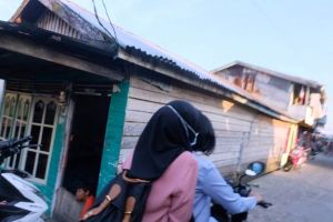 Dibonceng Motor, Ratu Blusukan di Kampung Nelayan Sapa Warga dari Lorong ke Lorong