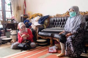 Peduli Penyandang Disabilitas, Ratu Munawaroh Beri Bantuan Kaki Palsu 