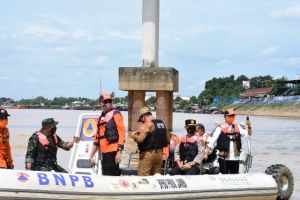 Kapolda Jambi Cek Ketinggian Sungai Batanghari 