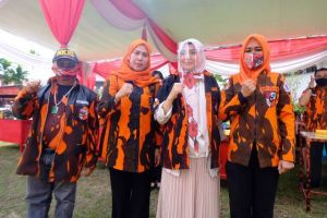 Ke Markas Besar Pemuda Pancasila Kota Jambi, Ratu Munawaroh Dipasangkan Seragam PP