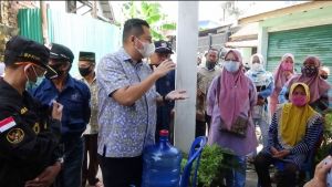 Jumat Berkah, KFA Sambangi Sungai Putri Bagikan Nasi Bungkus dan Ajak Warga Patuhi Prokes