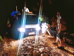 Detik-Detik Al Haris Dorong Mobil Masuk Kubangan di Lubuk Madrasah