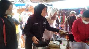 Ratu Munawaroh Sapa Warga di Pasar Kalangan Kumpeh