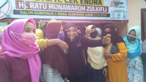 Emak - Emak Muaro Jambi Berebut Swafoto, Ratu Pesan Perempuan Jangan Lupa ke TPS 9 Desember