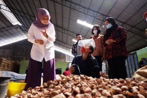 Jadi Inspirasi, Karyawan Pabrik Pengolahan Pinang, Kopra dan Kayu Manis ini Idolakan Ratu Munawaroh