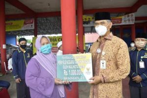 Peduli Covid 19, Baznas Kota Jambi Kembali Serahkan Bantuan