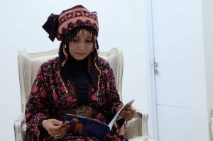 Ratu Tampil Anggun di Debat Kandidat, Kenakan Kuluk Renah Pembarap dan Batik Motif Bungo Nagasari
