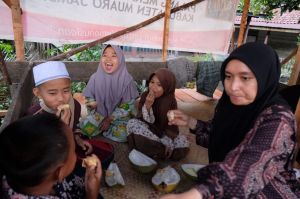 Begini Keakraban Ratu Munawaroh saat Makan Duren Bersama Warga di Sekernan