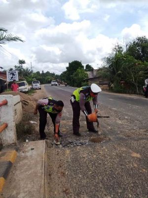 Di Muaro Jambi Satlantas Turun Tangan Perbaikin Jembatan Berlobang