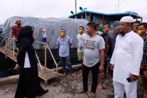 Kapten Kapal Ini Mendadak Putar Arah Lihat Ratu di Dermaga: Kami Mau Ketemu Ibu