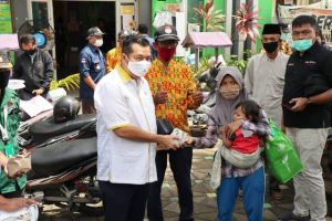 Setelah Reses, KFA Lanjutkan Jumat Berkah dengan Bagi Nasi Bungkus di Sungai Putri