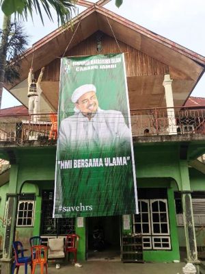 HMI Cabang Jambi Pasang Baliho Habib Rizieq di Depan Sekretariat: HMI Bersama Ulama