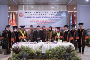 Peduli Pendidikan, Sutan Adil Hendra Dan Istri Raih Gelar Doktor Ekonomi Bersamaan