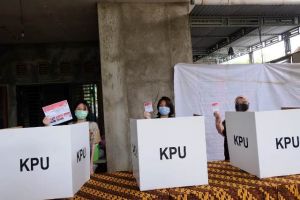 Ditemani Dua Putrinya, Ratu Gunakan Hak Pilihnya di Mayang Mangurai