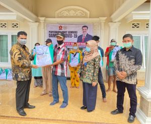 Reses, SAH Bagikan Puluhan Ribu Paket Sembako Kepada Masyarakat 
