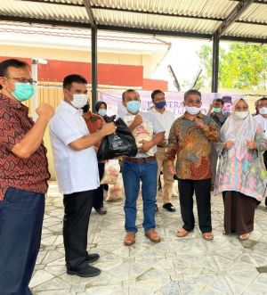Prihatin Harga Pangan Naik Saat Natal Dan Tahun Baru, SAH Berikan Sembako Gratis