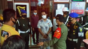 Langgar Prokes Satpol PP Kota Jambi Segel Tempat Hiburan