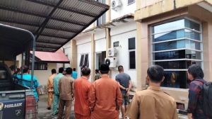 Gegara Ini, Pegawai Kantor Bupati Berhamburan