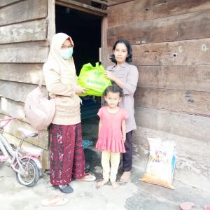 Dr Gusti wakili BAZNAS Kota Jambi Serahkan Bantuan Untuk Anak Yatim