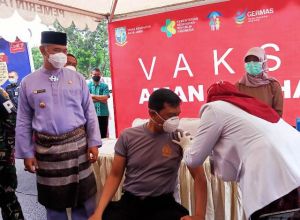 Di Kota Jambi, Kapolresta Jadi yang Pertama Divaksin