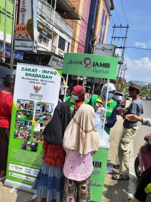 Jumat Berkah, Bank 9 Jambi Syariah-BAZNAS Kota Jambi Bagikan 350 Nasi Bungkus