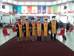 Semangat Mencari Ilmu, Noviardi Ferzi Mantan Presma UNJA Di Wisuda Sebagai Doktor