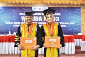 Wisuda Unja Ke 93, SAH Dan Istri Raih Gelar Doktor Secara Bersama