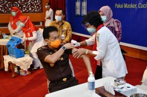 Lakukan Vaksinasi Dosis Kedua Kepala Kejati Jambi Ajak Masyarakat Tidak Takut