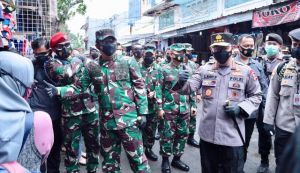 Panglima TNI dan Kapolri Bagikan Masker di Pasar Tanah Abang