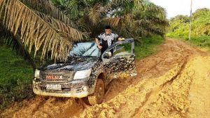 Pergi Kondangan, IW Mengaku Prihatin Kondisi Jalan di Muaro Jambi Kritis