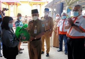 Jelang Imlek, Pemkot Jambi Berikan Paket Sembako Kepada Umat Buddhist dan Konghucu