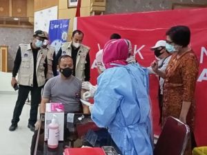 Pemberian Vaksin Sinovac, Kapolres Tanjabar Disuntik Pertama