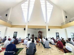 Shalat Jum'at Perdana di Masjid Syaikh Utsman, Safrial Ajak Makmurkan Masjid
