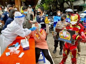 Gandeng Iron Man, Subdit Harda Ditreskrimum PMJ Bagi Bagi Masker di Pasar Muara Karang