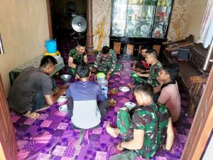 Indahnya Kebersamaan, Anggota TNI dan Operator Alat Berat Makan Bersama di Rumah Warga
