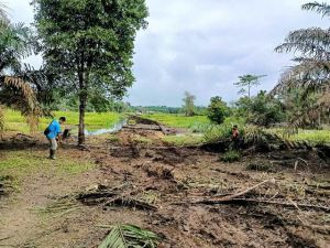 Warga dan TNI Bahu Membahu Persiapkan Pembangunan Jalan TMMD di Sungai Terap