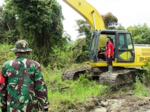 Dua Alat Berat Dioperasikan Bangun Jalan dan Bersihkan Kanal di Sungai Terap