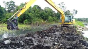 Satgas TMMD ini Naiki Sendok Besi Ekskavator Demi Cek Jalan yang Bisa Dilalui Alat Berat