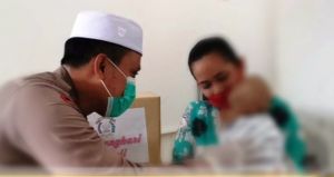 Kapolres Tanjab Barat Besuk Seorang Balita di RS Daut Arif hingga Salurkan Bantuan