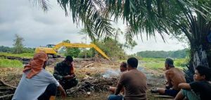 Buka Jalan TMMD, Babinsa Serda Sondriadi Ingatkan Faktor Keamanan dalam Bekerja