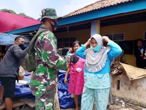 Satgas TMMD Sosialisasi Protokol Covid, Bagikan Masker ke Warga Desa Sungai Terap