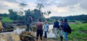 Babinsa Didampingi Kadus Terus Pantau Pembangunan Jembatan di Desa Sungai Terap