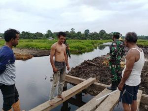 Danramil 0415-06/Pijoan, Kapten Inf Rilman Tinjau Pembangunan Jembatan