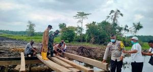 Dukung Program TMMD, Bhabinkabtimas Datangi Lokasi TMMD di Sungai Terap