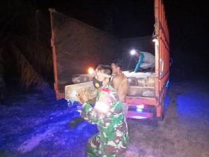 Rela Bekerja di Malam Hari, Warga dan Satgas TMMD Angkut Balok untuk Jembatan