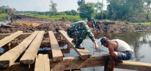 Tak Ingin Ada Kesalahan, Kapten Inf Rilman Pantau Terus Pembangunan Jembatan dan Jalan