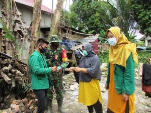 Gandeng Mahasiswa STAI Ma'arif, Satgas TMMD Bagikan Masker ke Warga Desa Sungai Terap