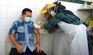 Suntik Vaksin Covid-19 Tahap Kedua, H Al Haris: Tidak Ada yang Aneh-aneh